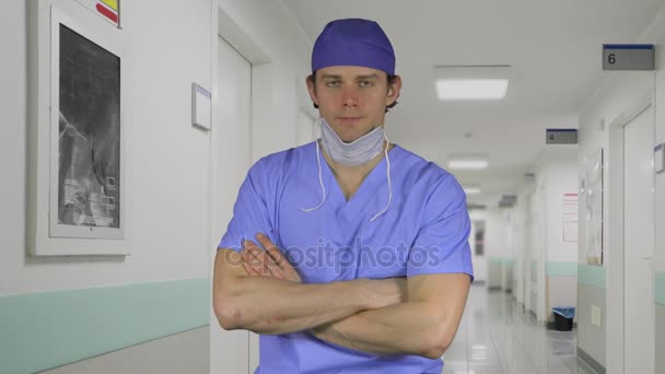 Scrubs hasta odası dışında mutsuz adam - Video, Çekim