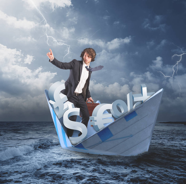 Man op een boot van papier - Foto, afbeelding