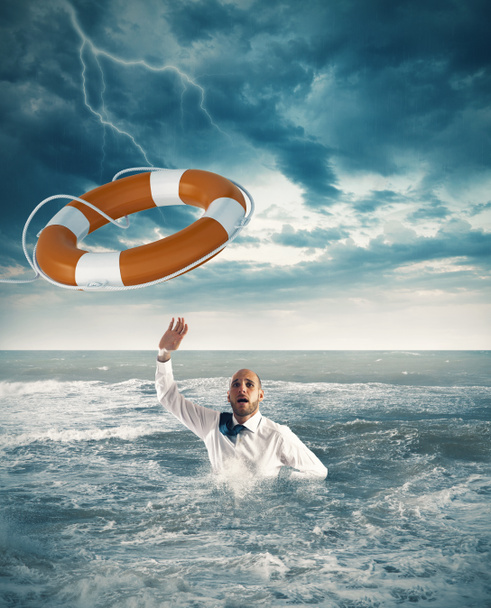 Lifesaver a lancé un homme noyé
  - Photo, image
