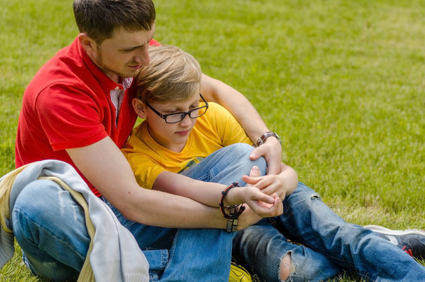 Young man enjoying time with teenager - Foto, Bild