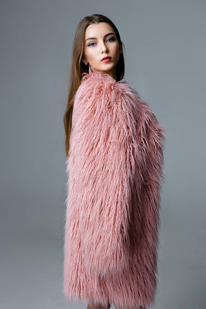 woman in fur coat - 写真・画像