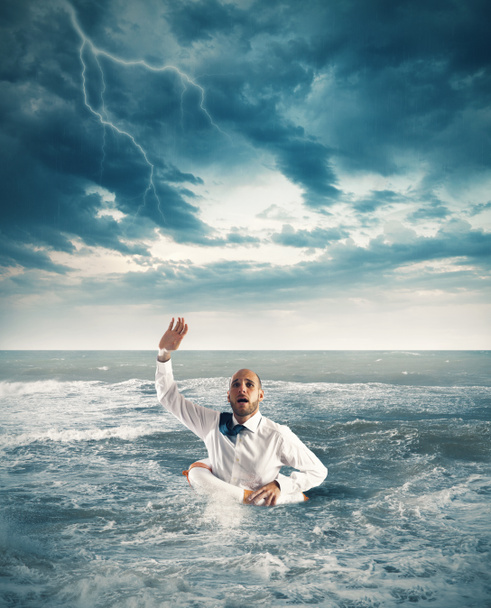 Бизнесмен тонет в море
  - Фото, изображение