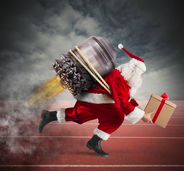 Weihnachtsmann mit Geschenkbox läuft  - Foto, Bild