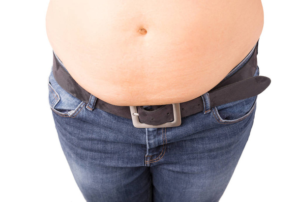 barriga gorda pairando sobre jeans
  - Foto, Imagem