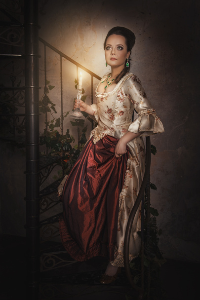 Hermosa mujer en vestido medieval histórico con vela
 - Foto, imagen