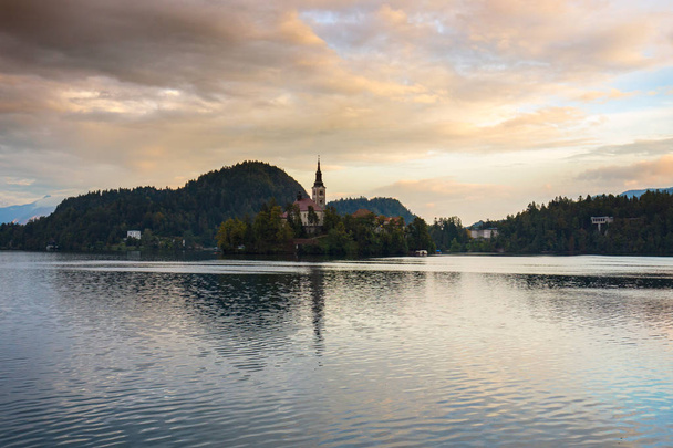 Jezioro Przeciekać na małych wyspach Słowenia - Zdjęcie, obraz