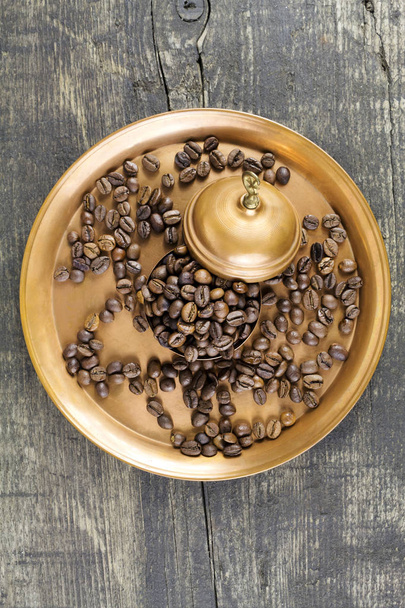 Coffee beans with traditional copper serving set - Zdjęcie, obraz