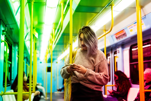 a metró város szabadtéri nő  - Fotó, kép