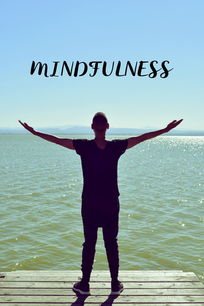 человек, приветствуя новый день и текст mindfulness
 - Фото, изображение