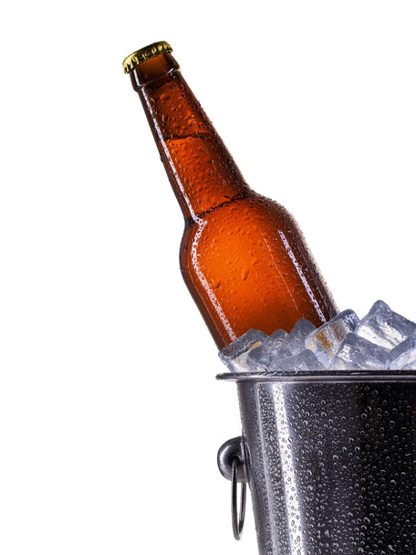 ведро со льдом с пивом на белом
 - Фото, изображение