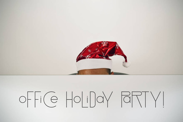 Мужчина в шляпе Санты и на вечеринке в офисе
 - Фото, изображение
