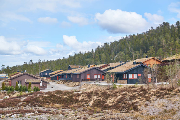 Las casas rurales en las montañas de Noruega
 - Foto, Imagen