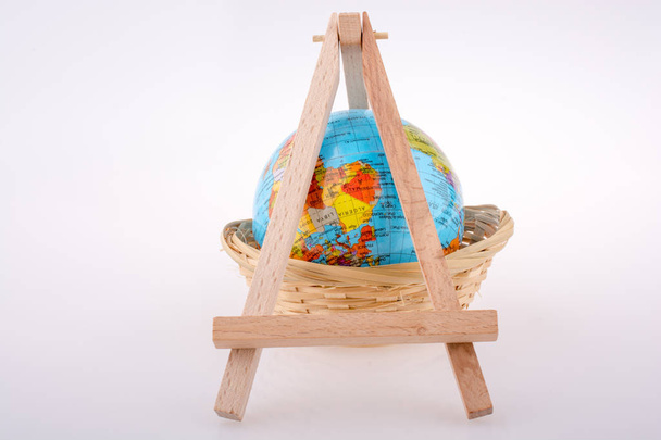 Petit globe modèle mis sur un trépied
 - Photo, image
