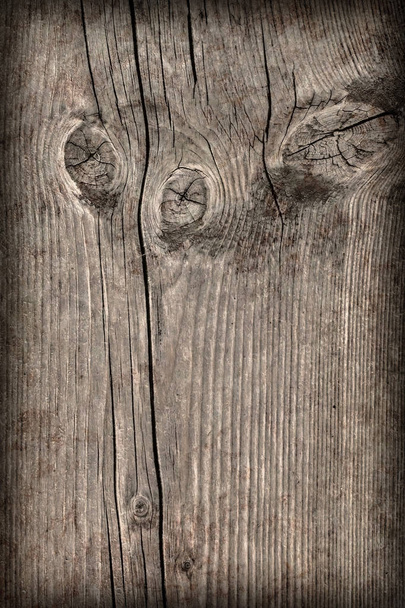altes geknotetes Holz verwittert morsch rissig vignettiert Grunge-Textur - Foto, Bild
