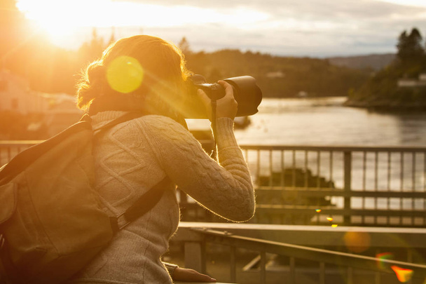 girl photographing sunset - Foto, Bild