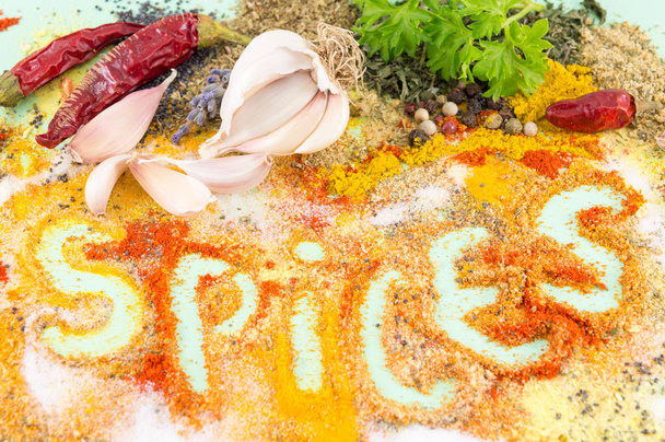 Word specerijen geschreven in kleurrijke kruiden achtergrond - Foto, afbeelding
