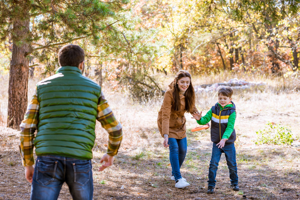 Mutlu aile ile frizbi oynamaya  - Fotoğraf, Görsel