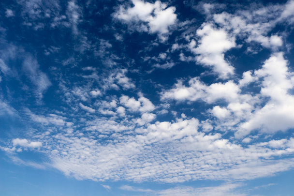  Hemel met wolken van wit en blauw - Foto, afbeelding
