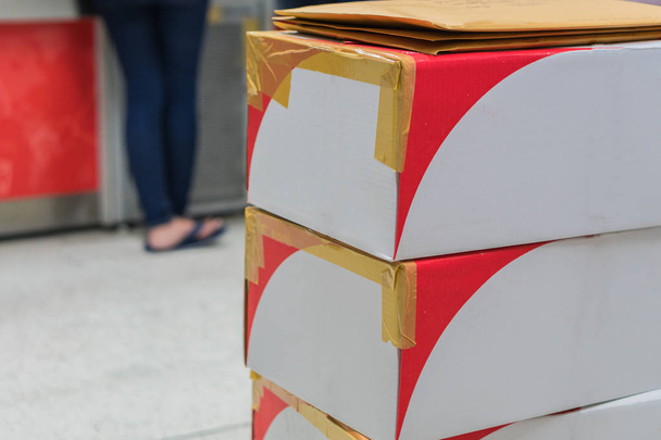 Коричневые картонные коробки расставлены в стопку
 - Фото, изображение