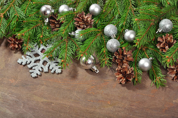 Decoraciones de Navidad de plata y rama de abeto y conos
 - Foto, imagen
