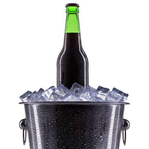 cubo de hielo con cerveza en blanco
 - Foto, Imagen
