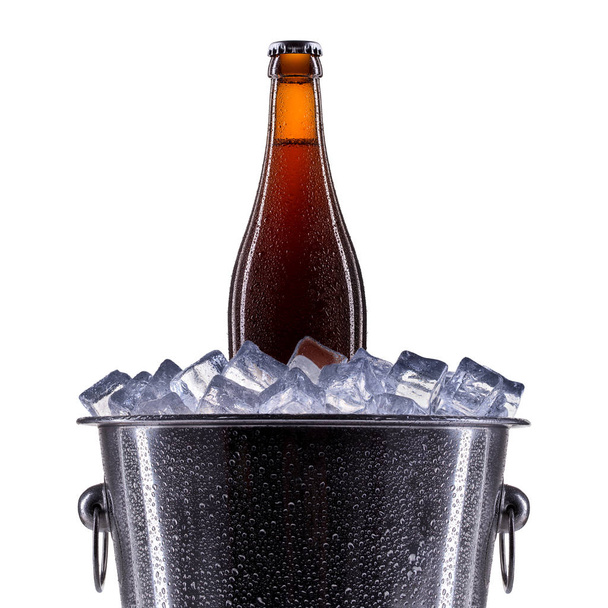 πάγος που κάδος με μπύρα σε λευκό - Φωτογραφία, εικόνα