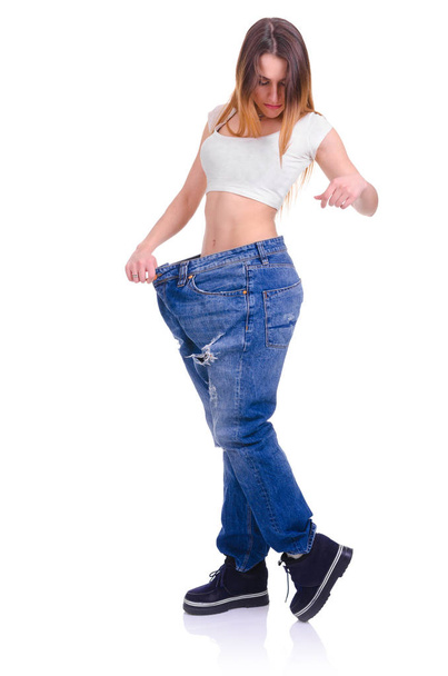 Genç kız beyaz zemin üzerine mavi kot pantolon büyük boyutunda - Fotoğraf, Görsel
