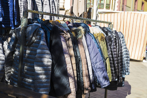 Řadu kabátů v bleším trhu - Fotografie, Obrázek