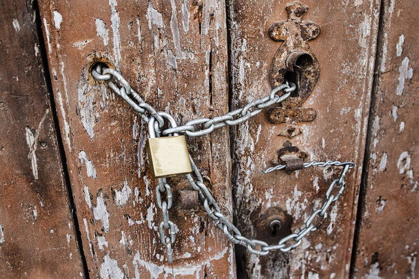 Old lock on the door. lock on the door - Φωτογραφία, εικόνα
