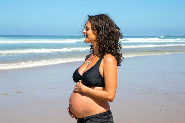 Happy těhotná žena na pláži v Atlantském oceánu - Fotografie, Obrázek