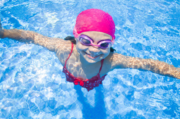 girl in swimming pool - Valokuva, kuva