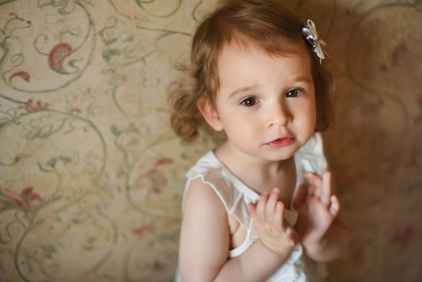 Портрет маленькой светловолосой грустной девочки
 - Фото, изображение