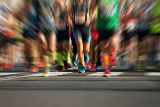 Corredores de maratón en la carrera
 - Foto, Imagen