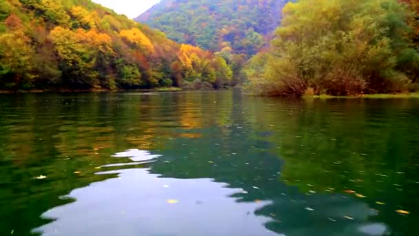 Όμορφο τοπίο από τη βάρκα στον ποταμό - Πλάνα, βίντεο