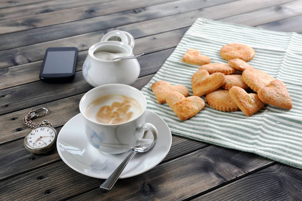 Desayuno café con leche y galletas
 - Foto, imagen