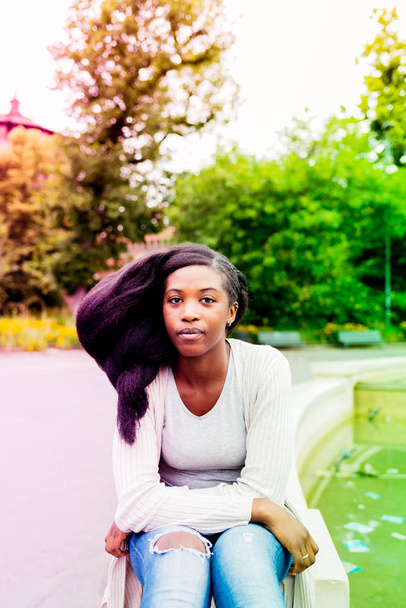 市内の屋外の黒人女性 - 写真・画像