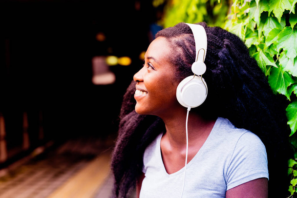 Afro mujer escuchando música
 - Foto, Imagen