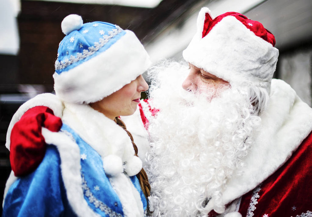Feliz Santa Claus y niña de nieve
 - Foto, imagen