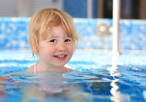Chica joven feliz en la piscina - Foto, imagen
