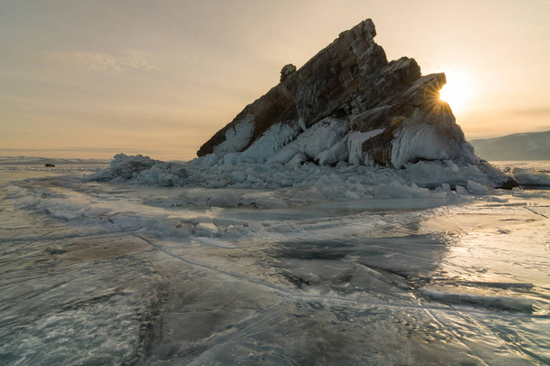 La isla de Elenka está rodeada de hielo. Baikal, el estrecho del Mar Pequeño, Rusia
 - Foto, imagen