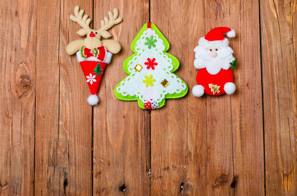Рождественские украшения: олени, Санта-Клаус и елка
  - Фото, изображение