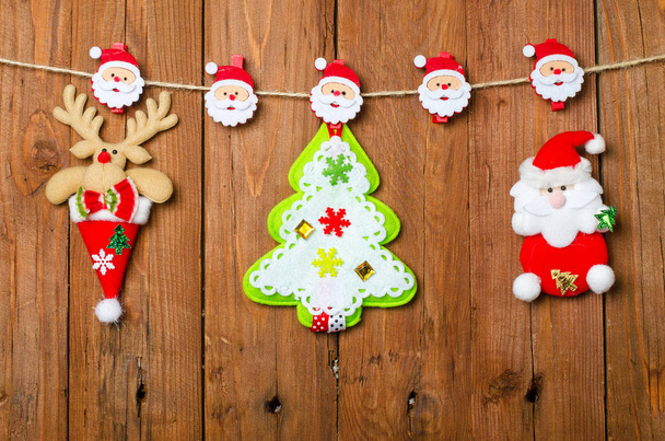 Різдвяні прикраси: північний олень, Санта Клаус і новорічна ялинка  - Фото, зображення