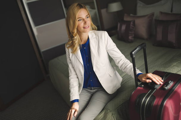 Traveling woman staying in hotel room - Foto, Imagem