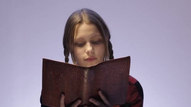 Teen girl reading book. 4K UHD - Кадри, відео