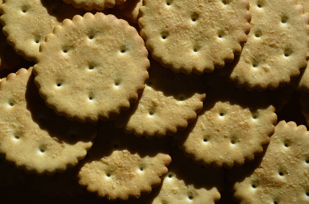 lähikuva tausta monet suolattu pyöreä keksejä
 - Valokuva, kuva