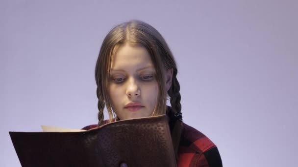 Teen girl reading book and got idea. 4K UHD - Filmati, video