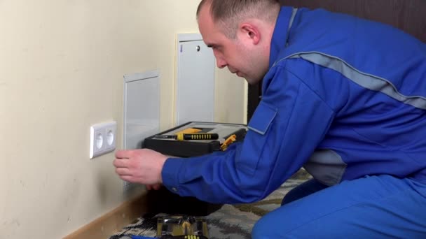 eletricista homem instalar tomada de energia de parede
 - Filmagem, Vídeo