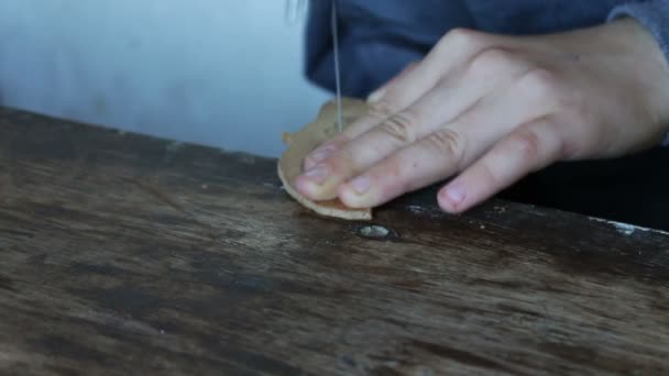 Λίγο handsaw πριονίζοντας ξύλο καπλαμά - Πλάνα, βίντεο