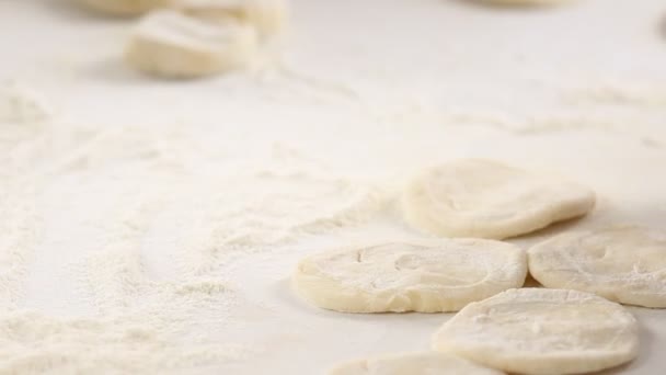 Sütésre kész friss tészta - Felvétel, videó