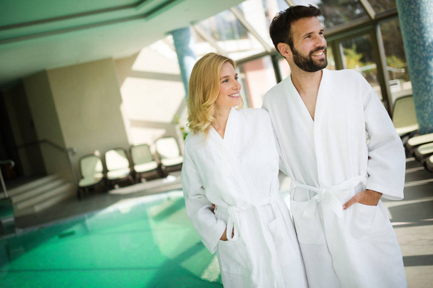 Couple enjoying spa wellness treatments - Foto, Bild
